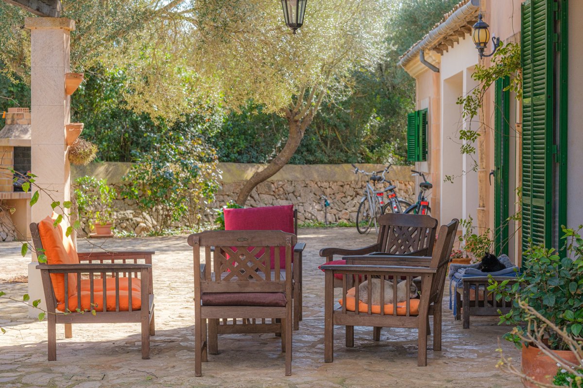 Sitzecke im Freien vor dem Haupthaus der Finca